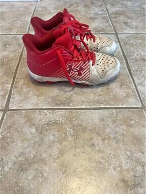 4Y Under Armour Baseball Cleats